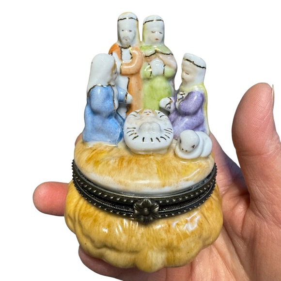 Vintage Christmas manger porcelain trinket box - Picture 5 of 7